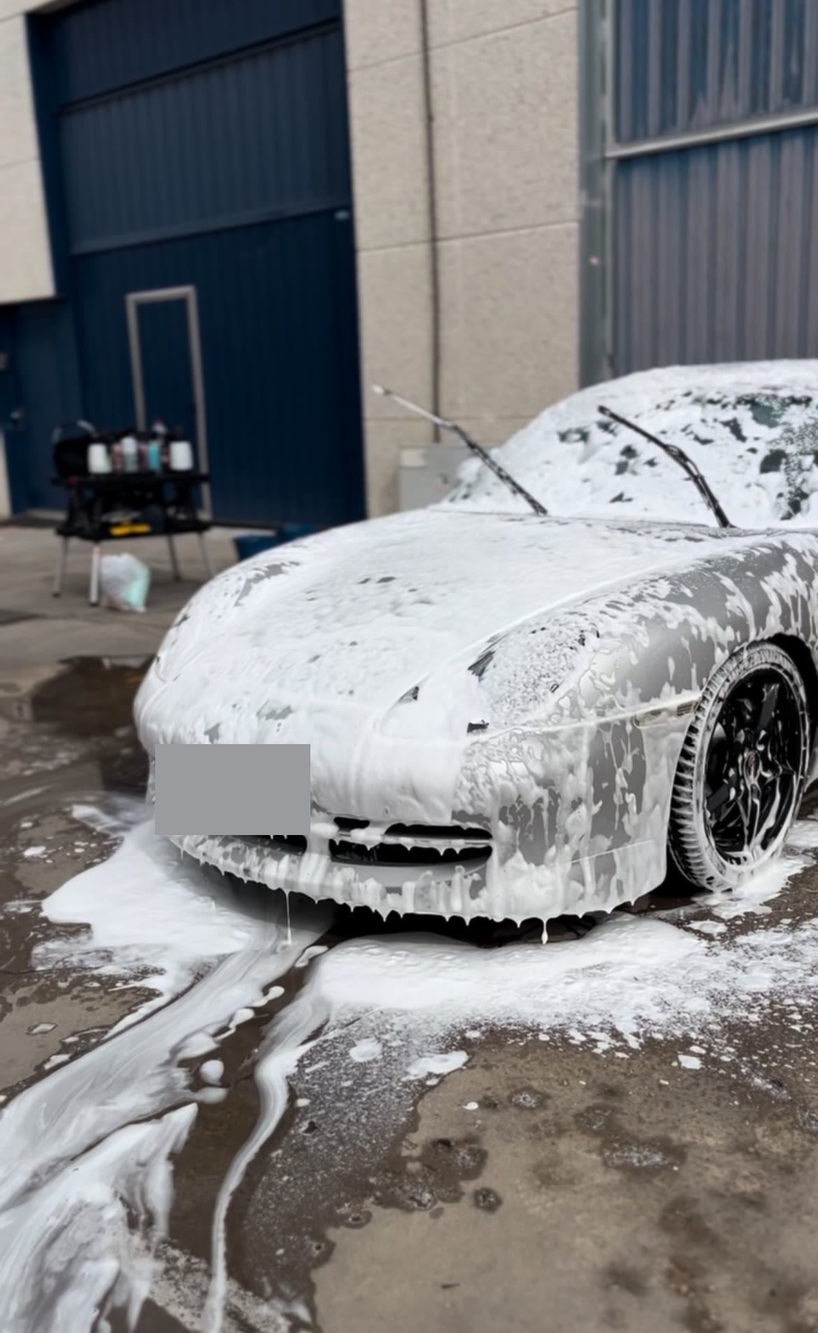 Porsche cubierto de espuma activa durante el prelavado