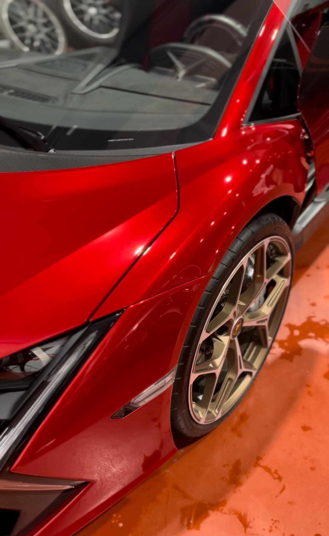 Lamborghini Revuelto rojo después de un Signature Detail a domicilio, con la pintura brillante y las llantas limpias
