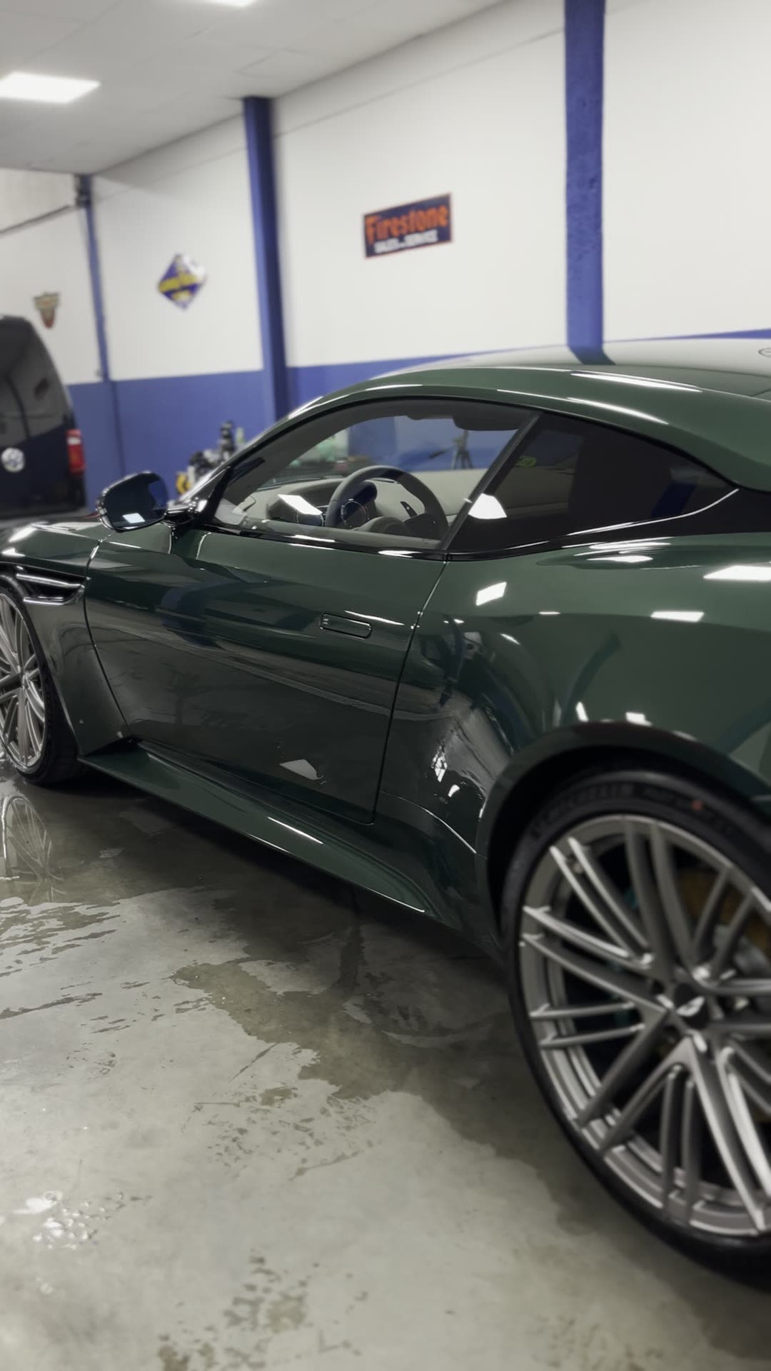 Aston Martin DB12 verde con la pintura pulida y brillante, de perfil