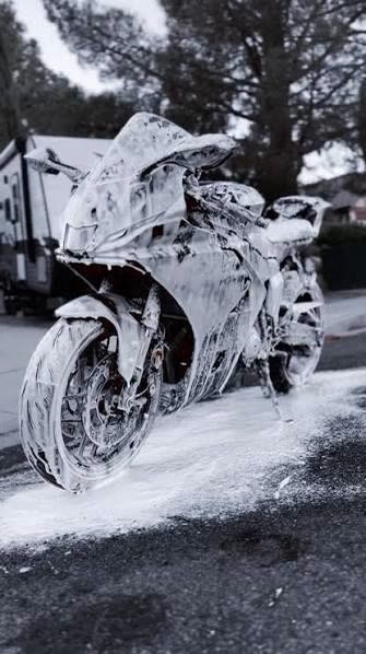 Moto deportiva cubierta de espuma durante el prelavado