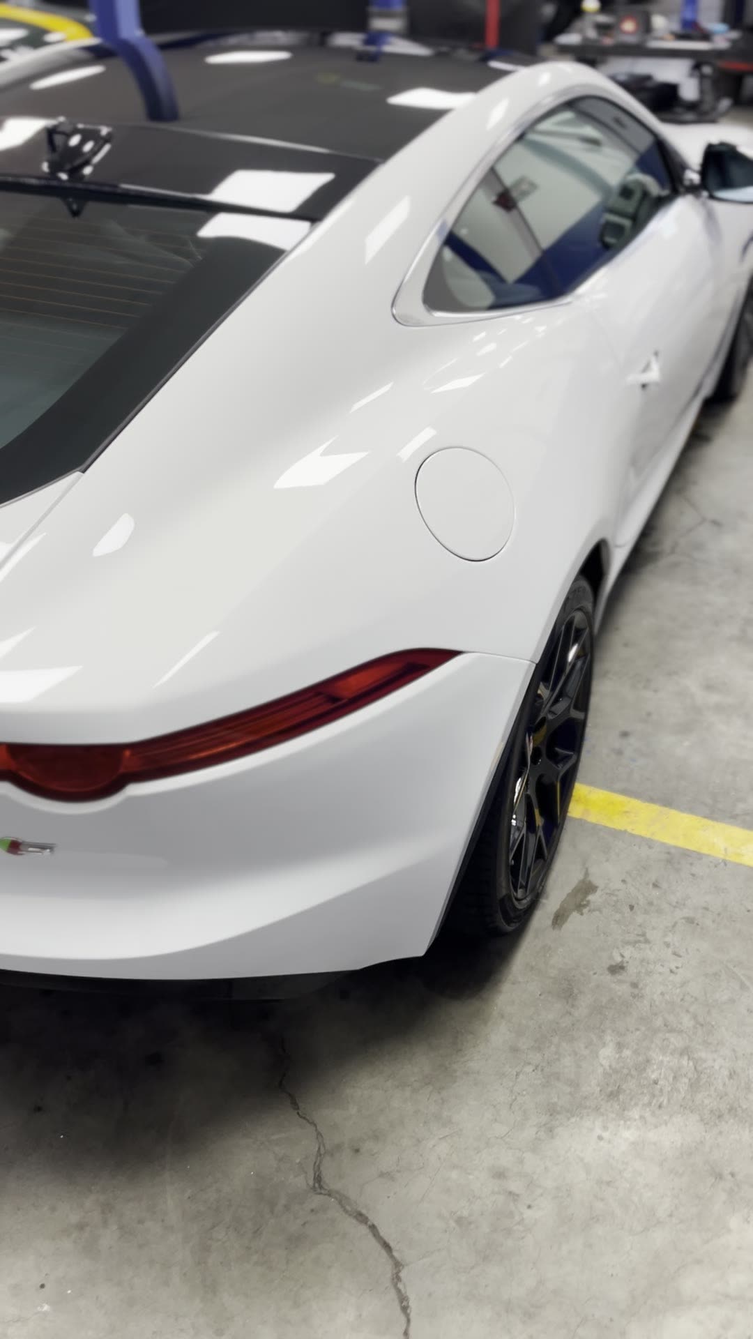 Jaguar F-Type blanco recién detallado, con la pintura brillante