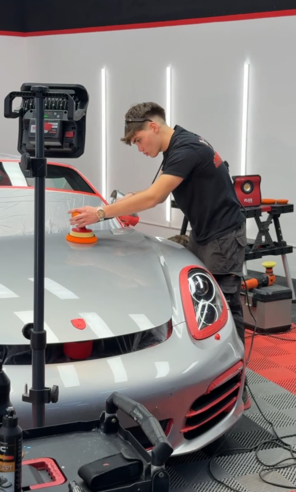 Luciano Giuseppe, fundador de Burnout Detailing, puliendo la pintura con una pulidora rotorbital