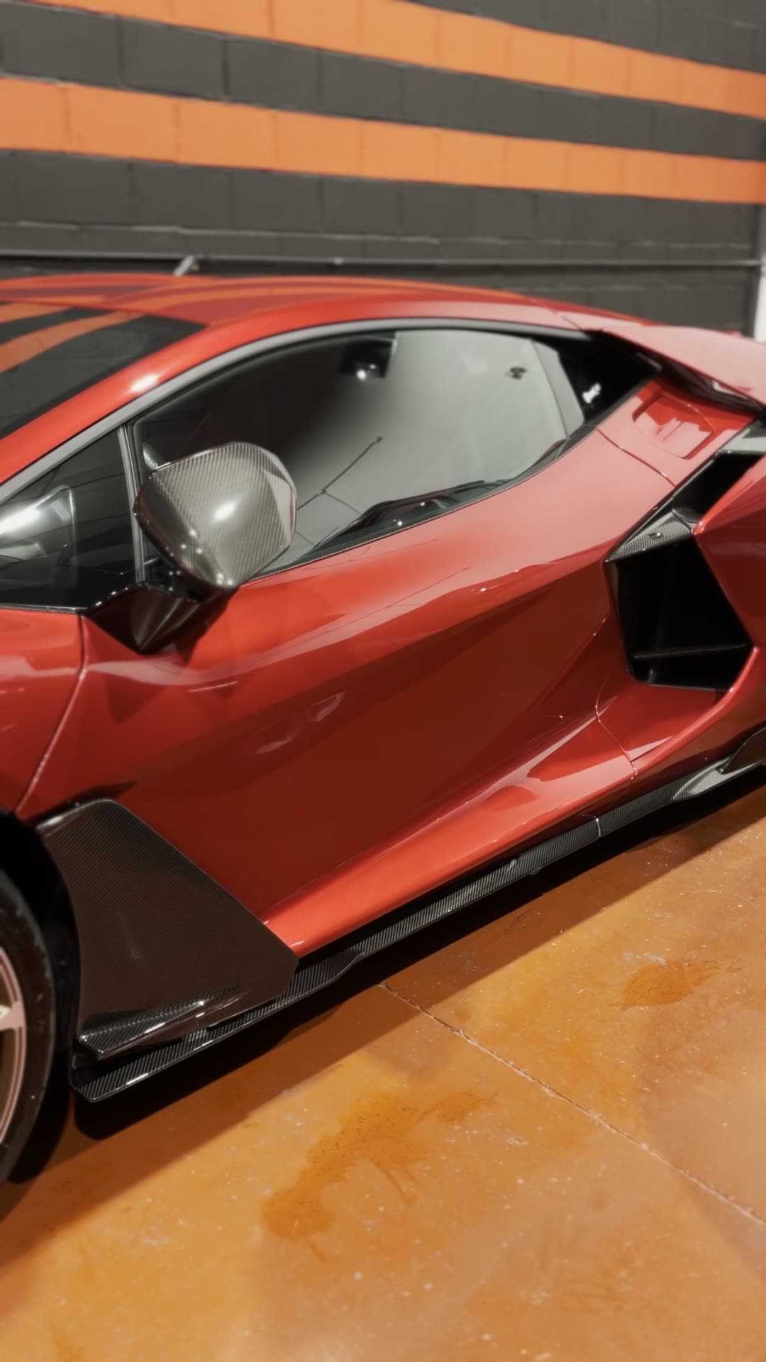 Lamborghini Revuelto rojo con las puertas abiertas, recién detallado