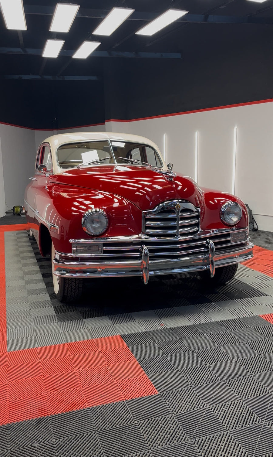 Packard clásico rojo y crema con la pintura brillante