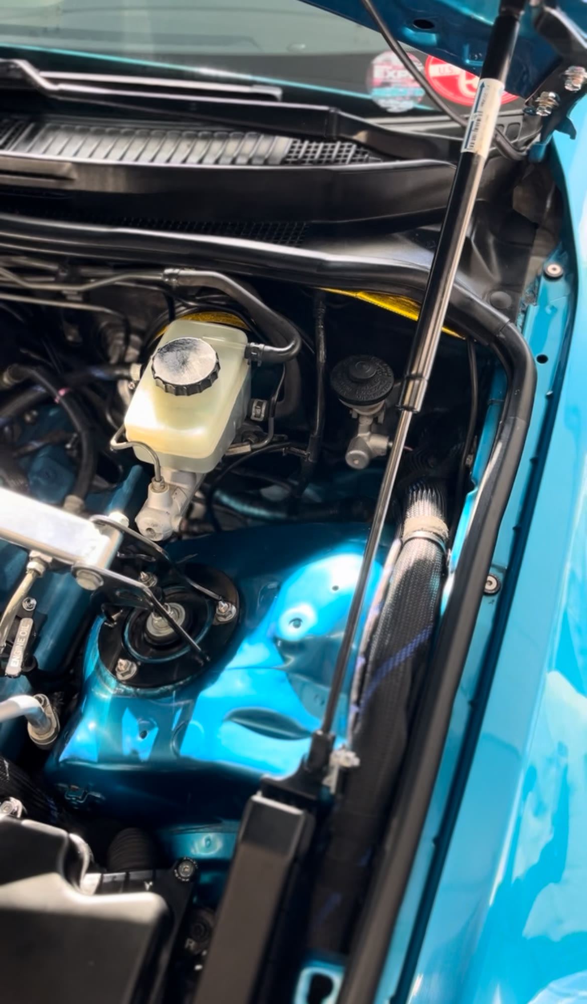 Vano motor limpio con vapor