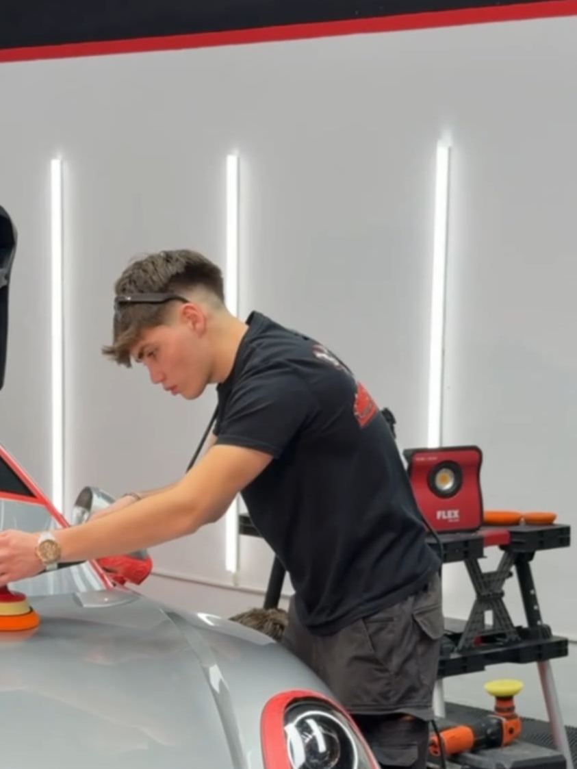 Luciano Giuseppe, fundador de Burnout Detailing, puliendo un Porsche