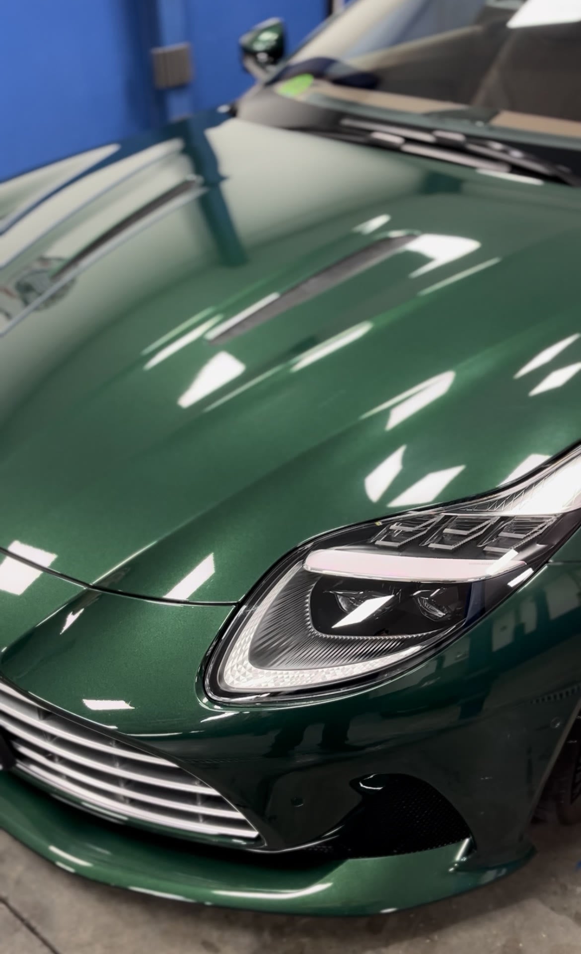 Aston Martin DB12 verde con la pintura protegida y brillante