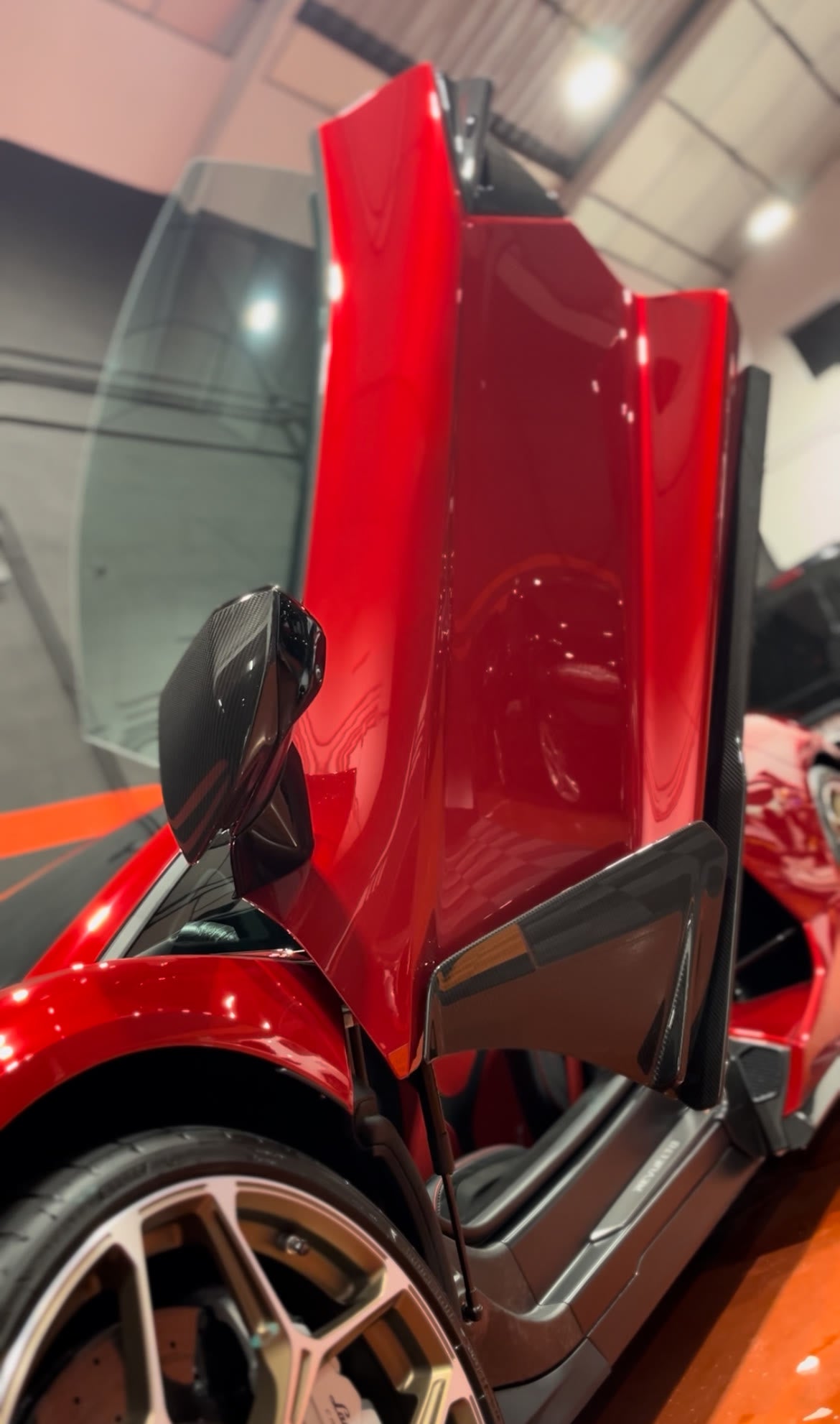 Lamborghini Revuelto rojo con la puerta abierta y la pintura brillante
