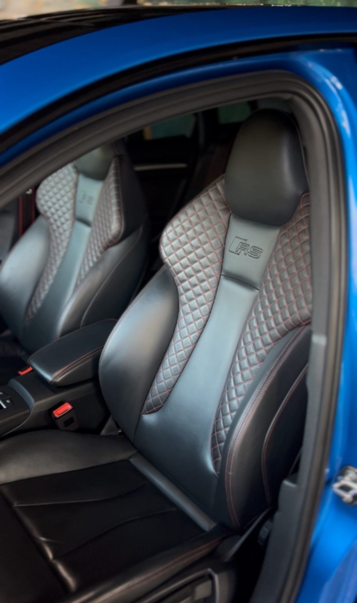 Asientos de cuero de un Audi RS3, limpios y nutridos tras el detallado del interior