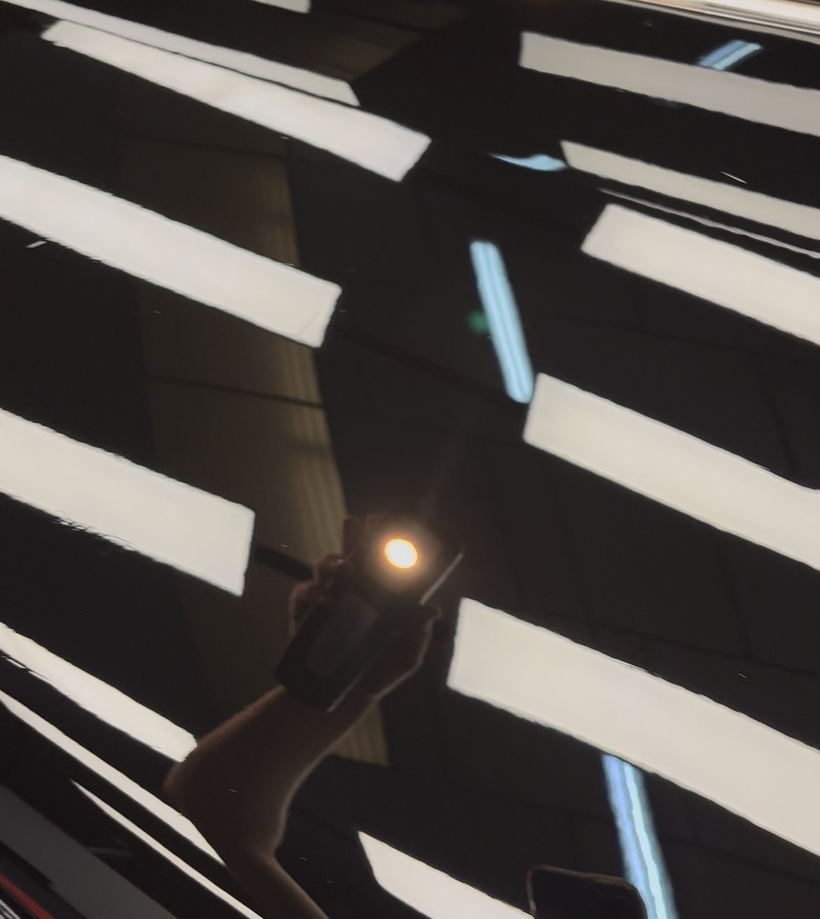 Pintura negra protegida y brillante, con los focos reflejados como en un espejo