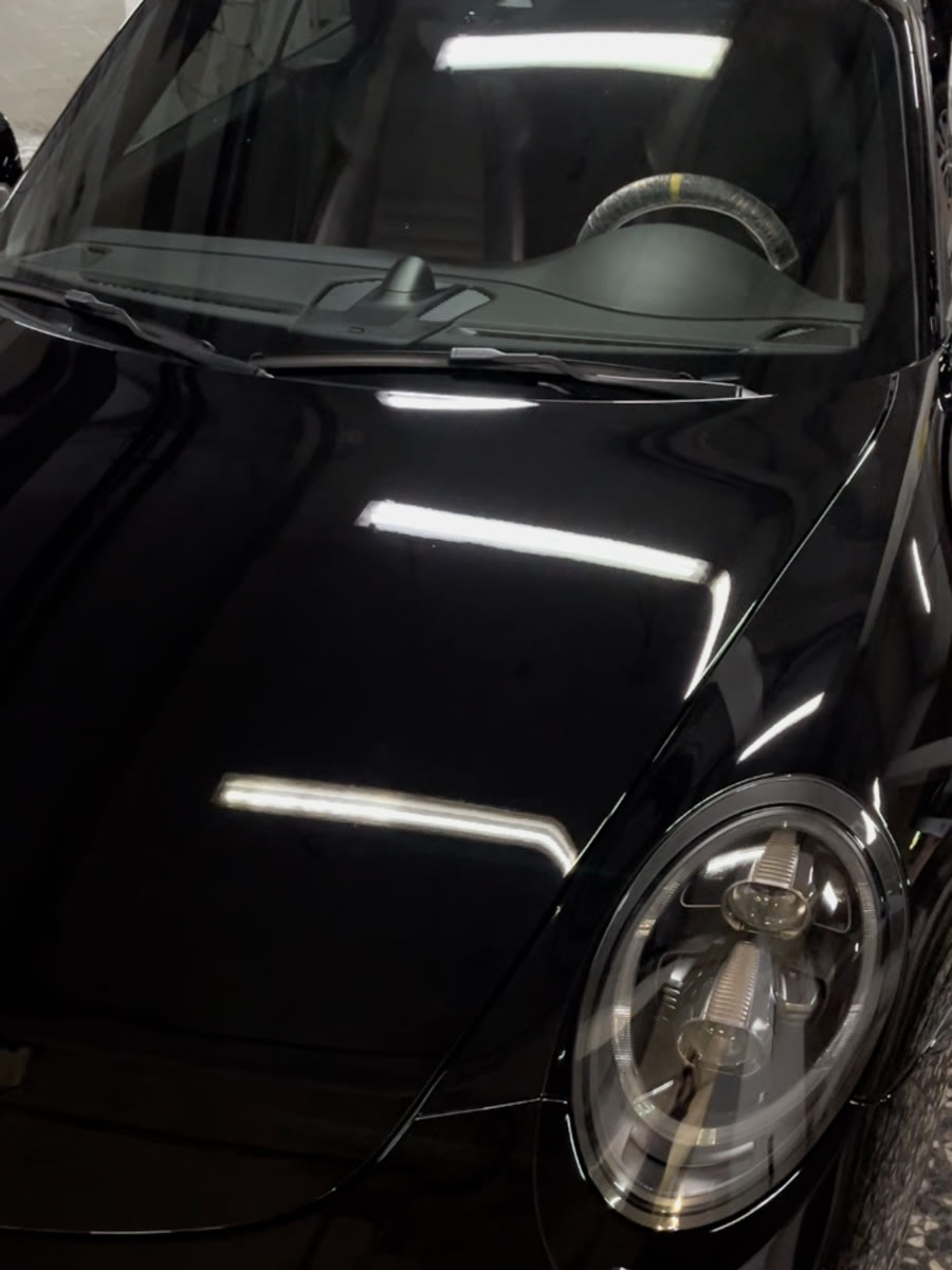 El mismo Porsche 911 después del Signature Detail, limpio y brillante