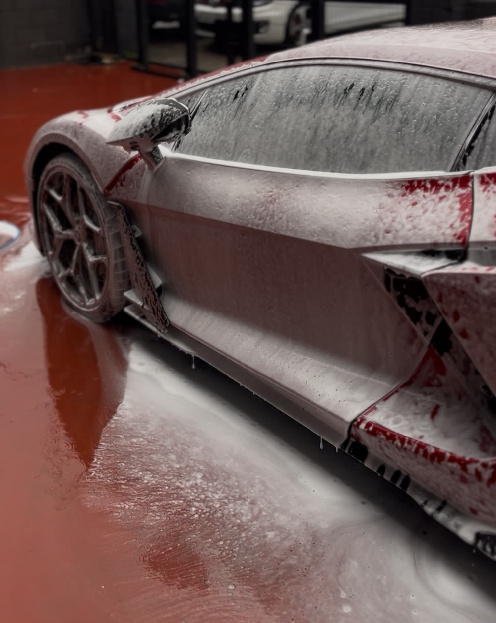 Lamborghini Revuelto cubierto de espuma durante el prelavado