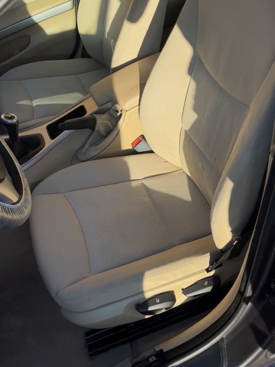 El mismo asiento crema después, limpio y sin manchas