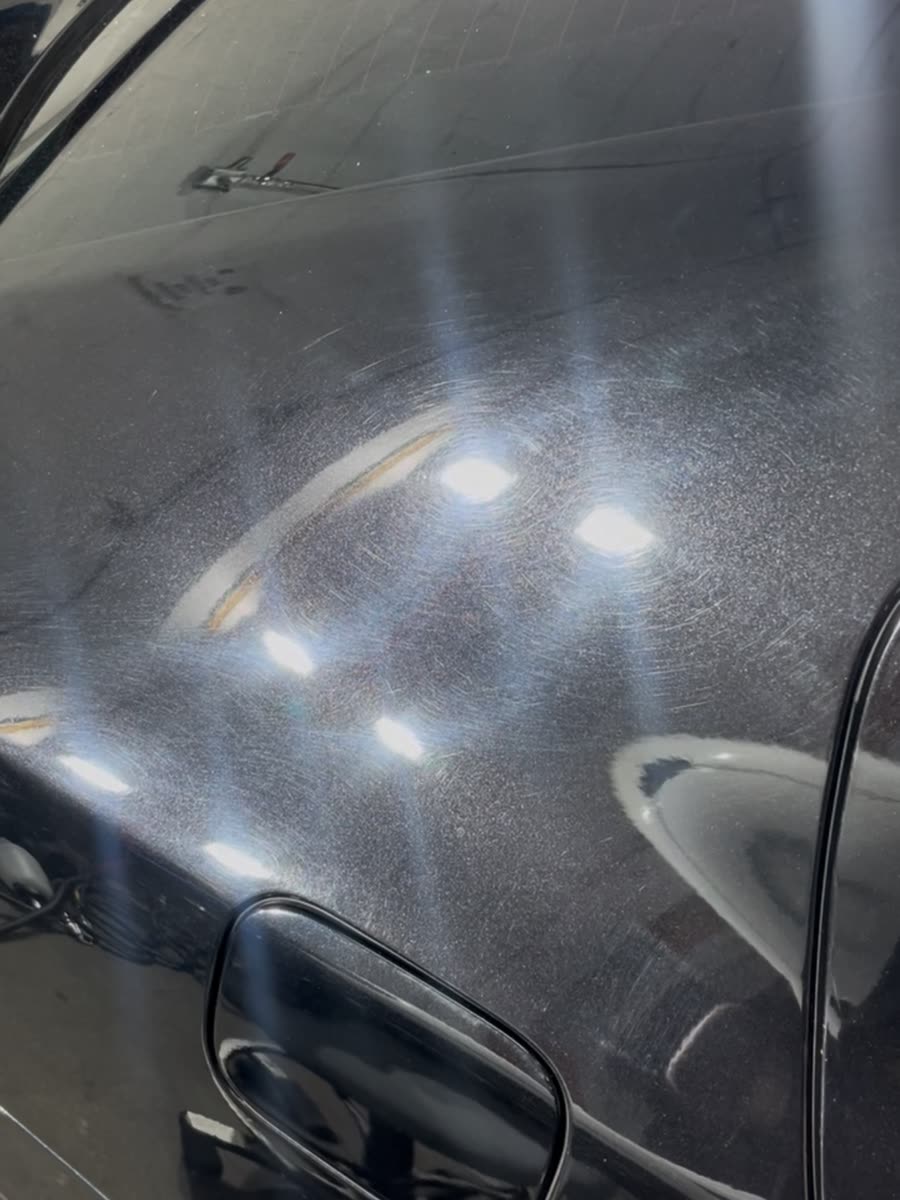 Pintura negra metalizada sin pulir, con swirls y hologramas alrededor del reflejo de la luz