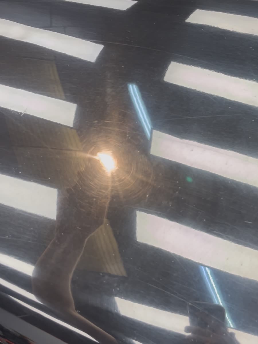Pintura negra sin pulir, con los reflejos apagados y llenos de marcas