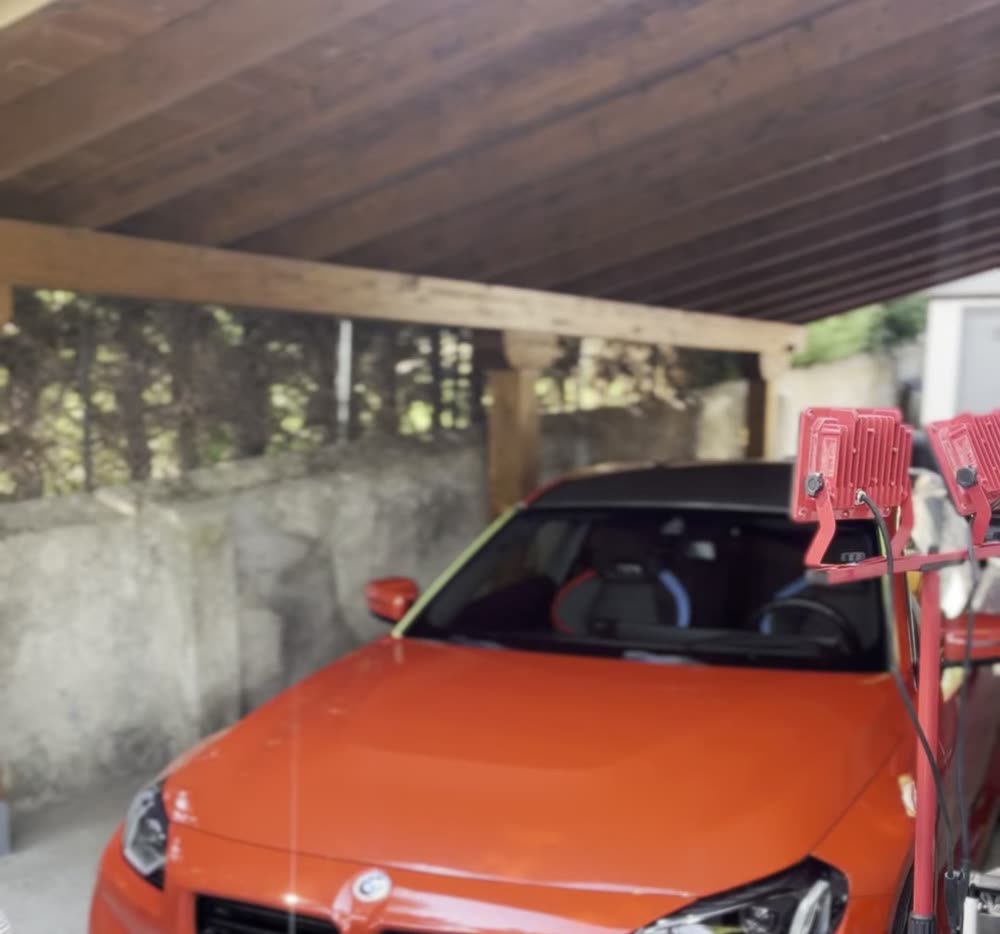 BMW M2 naranja con los focos y el equipo de Burnout preparados, en un servicio a domicilio