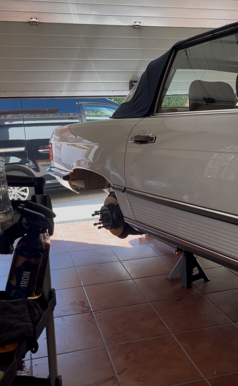 Mercedes SL clásico apoyado en caballetes, con las ruedas desmontadas