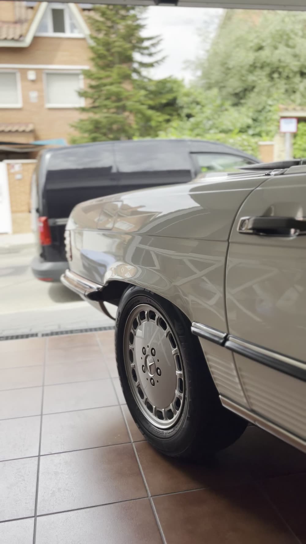 Mercedes SL clásico plateado, en un servicio a domicilio