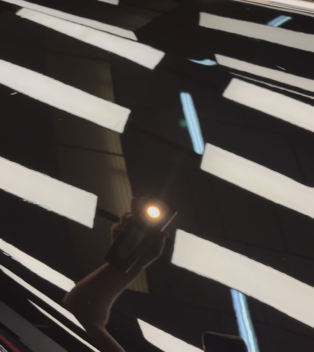 Pintura negra recién pulida, con las luces reflejadas nítidas como en un espejo