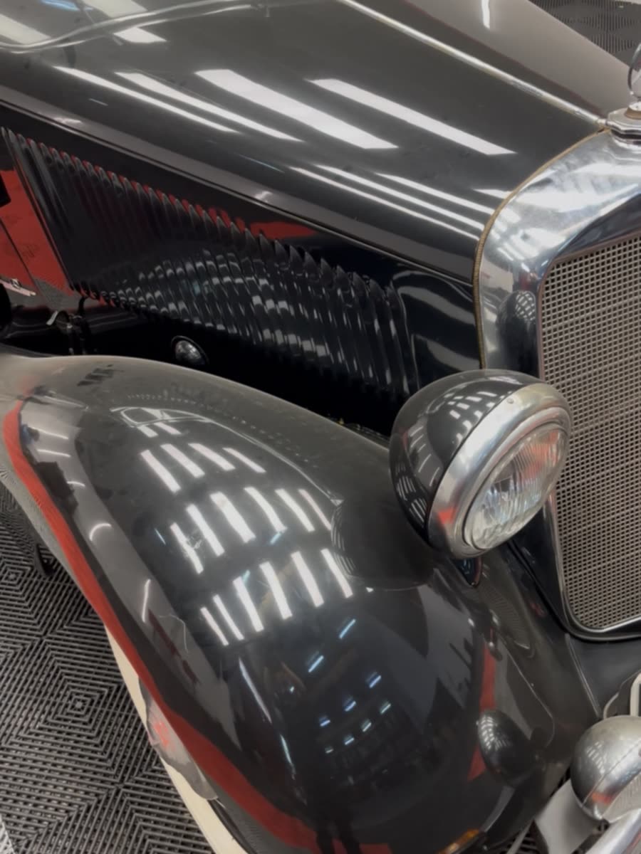 Mercedes clásico negro antes del trabajo, con la pintura apagada