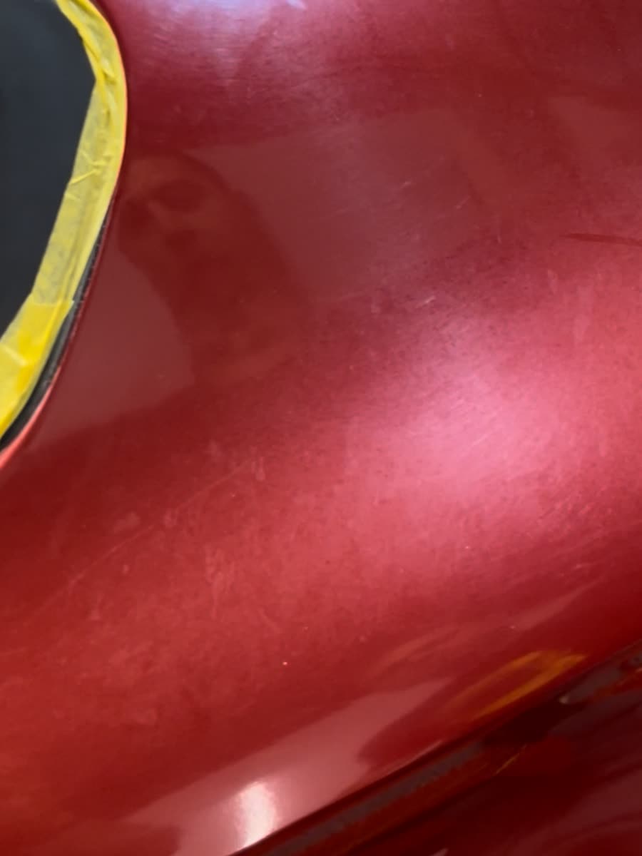 Pintura roja quemada por el sol, apagada y sin brillo