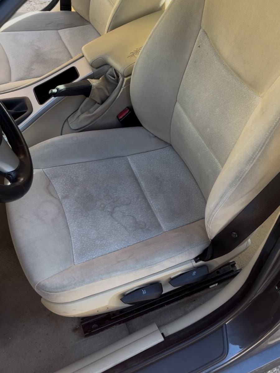 Asiento de tela crema antes del trabajo, con manchas y suciedad