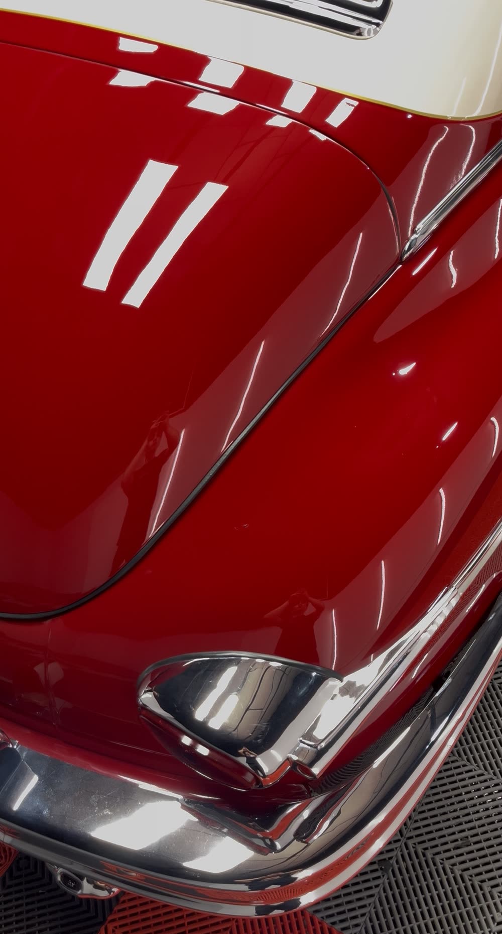 Detalle del capó rojo de un Packard clásico, con la pintura pulida