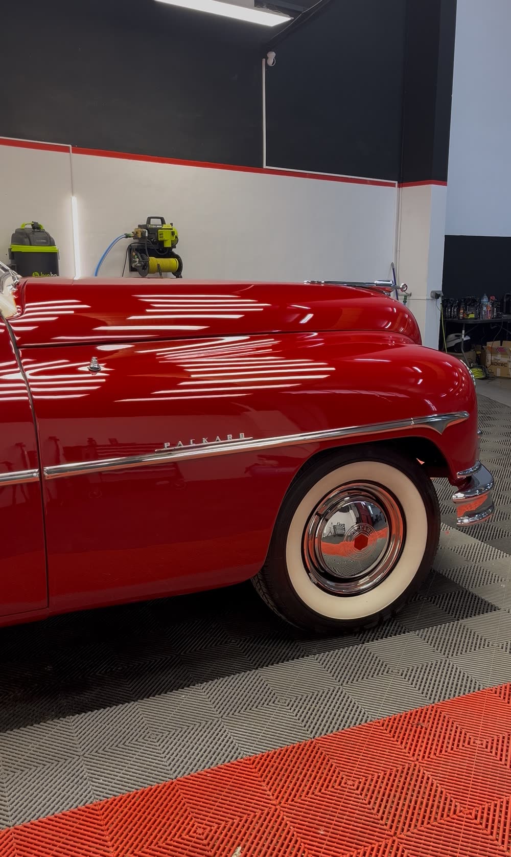 Packard clásico rojo terminado, de perfil, con los cromados y la pintura impecables