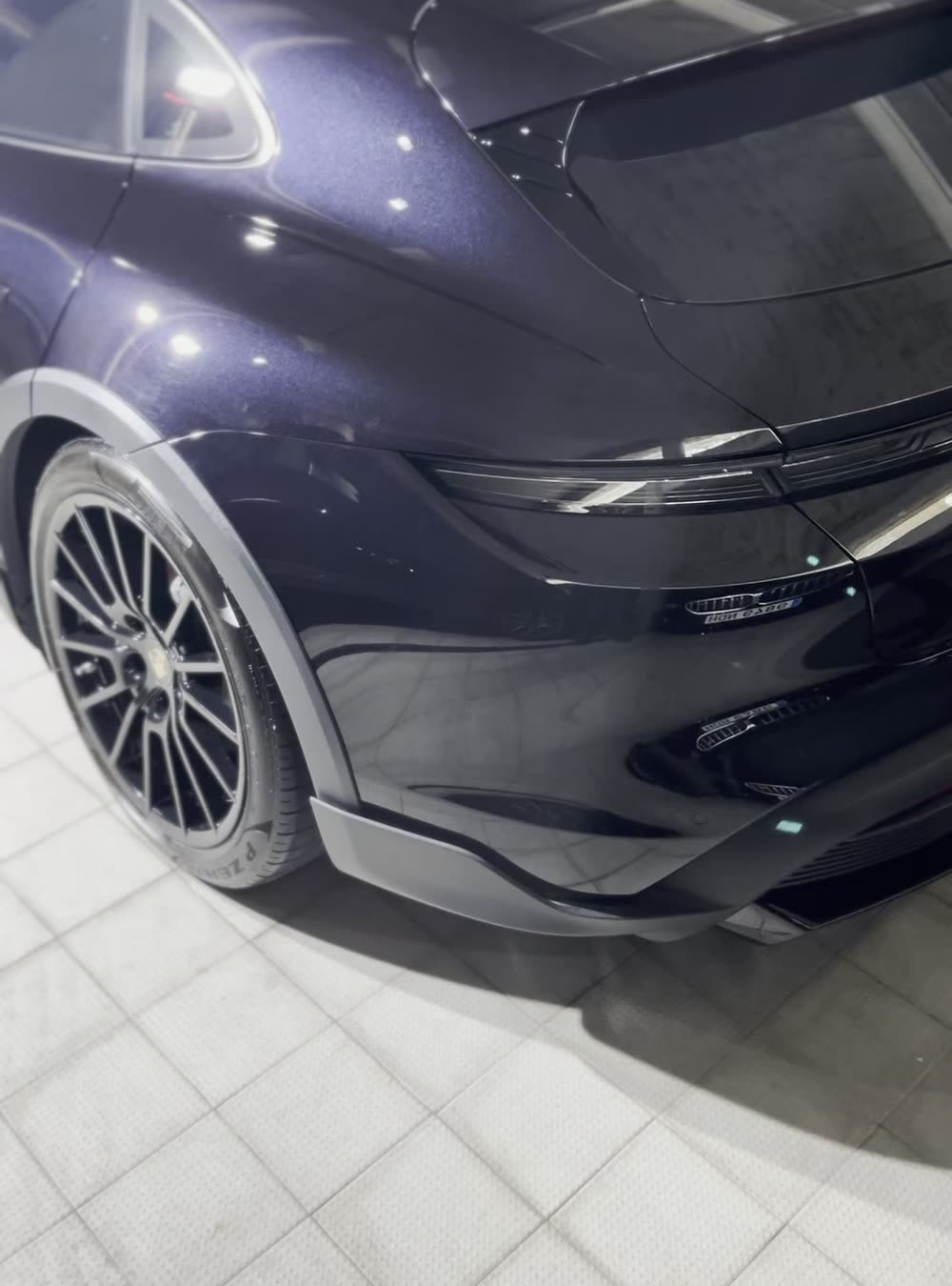 Porsche Taycan azul oscuro recién detallado, en un servicio a domicilio