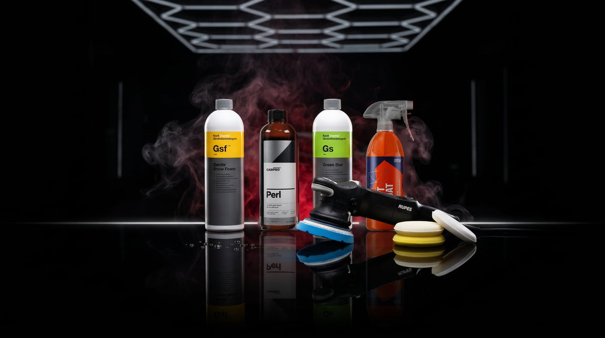 Botes de Koch Chemie Gsf, CarPro Perl, Koch Chemie Green Star y GYEON WetCoat sobre fondo negro